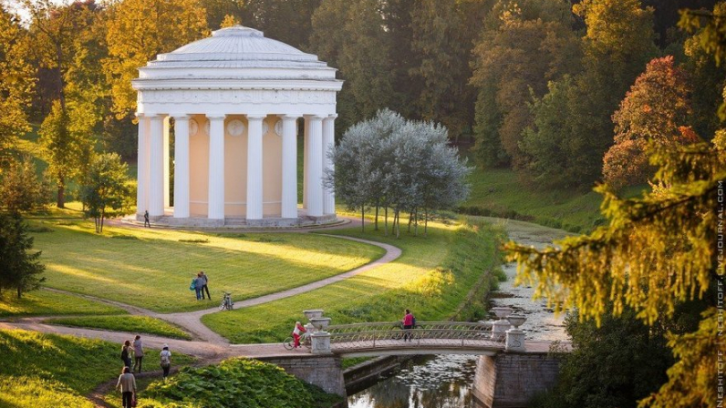 фото круглой каменной беседки с колоннами в классическом стиле в Павловском Парке