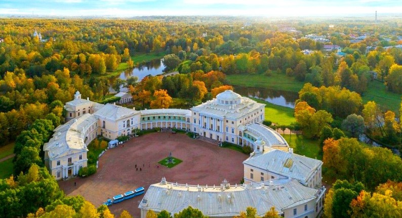 фото дворца - летней резеденции Павла 1 в Павловском Парке